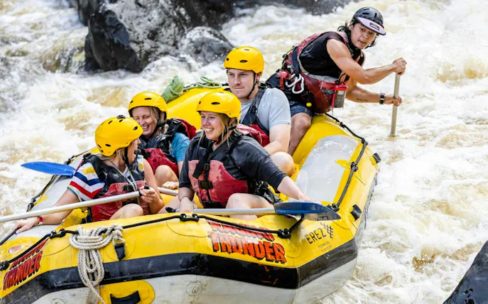 experiência guiada de rafting raging thunder no rio barron-1