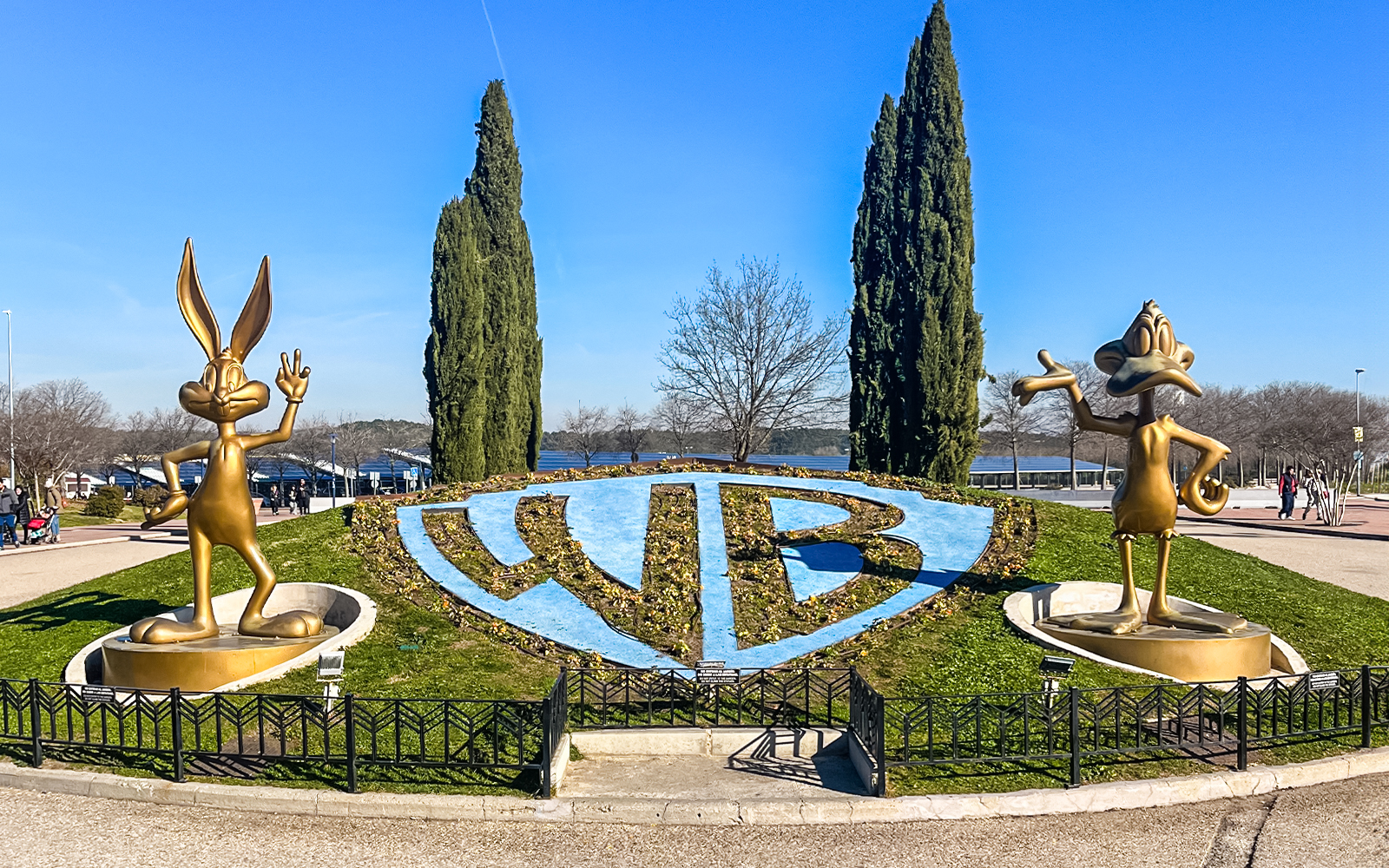 Statues of Bugs Bunny and Daffy Duck at Parque Warner Madrid.