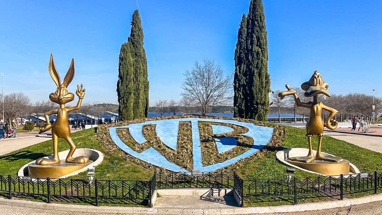 statues of bugs bunny and daffy duck at parque warner madrid
