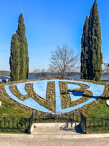 Statues of Bugs Bunny and Daffy Duck at Parque Warner Madrid.