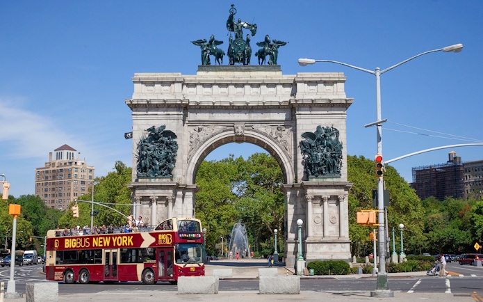 Big Bus New York tour passing under Soldiers and Sailors Memorial Arch.