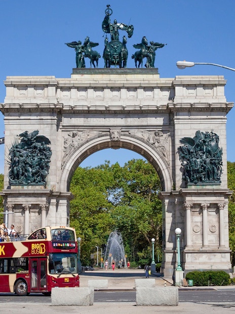 Big Bus New York tour passing under Soldiers and Sailors Memorial Arch.