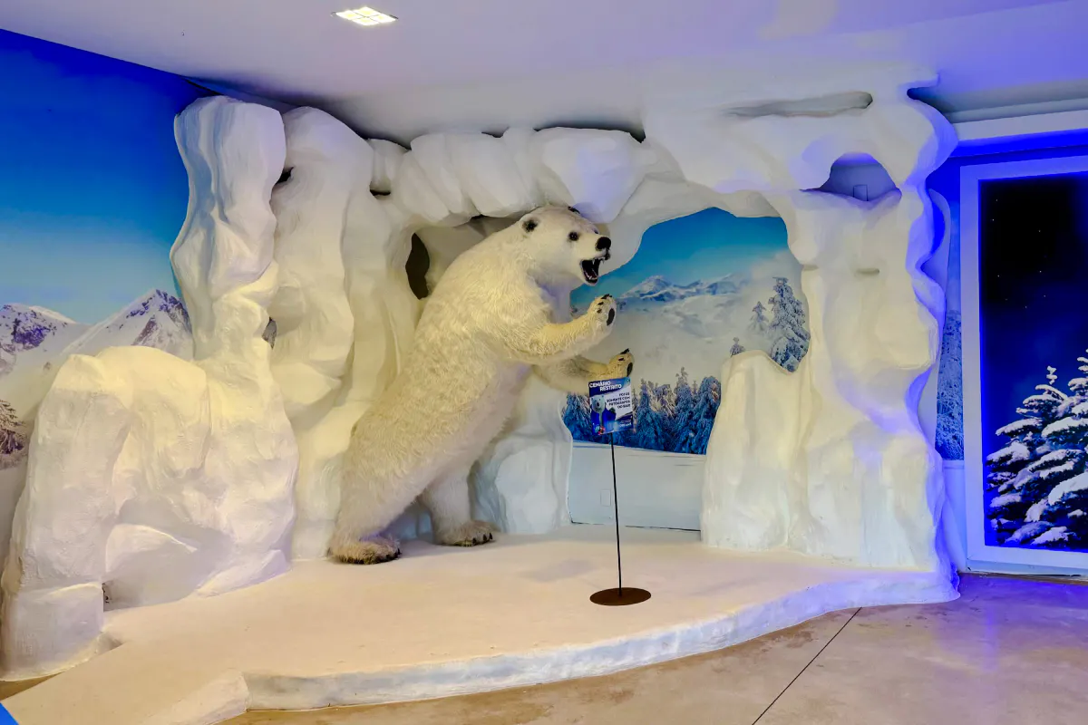 Polar bear statue in icy cave setting at Dreams Ice Bar, Foz do Iguaçu.