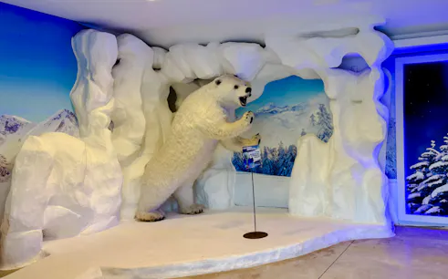 Polar bear statue in icy cave setting at Dreams Ice Bar, Foz do Iguaçu.