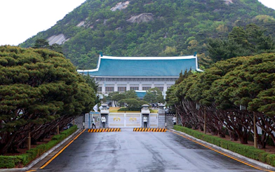 Dongdaemun Hop-on Hop-off Bus Tour view of Blue House, Seoul.