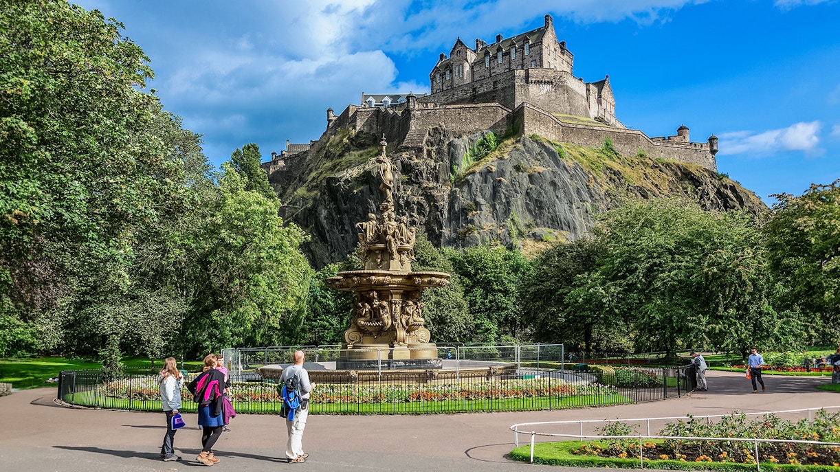 Edinburgh Castle on Castle Rock with cityscape view in Edinburgh, Scotland.