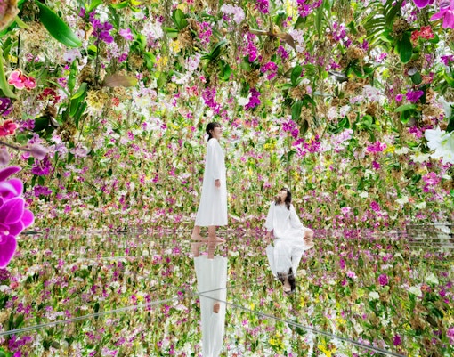 Floating Flower Garden: Flowers and I are of the Same Root, the Garden and I are One