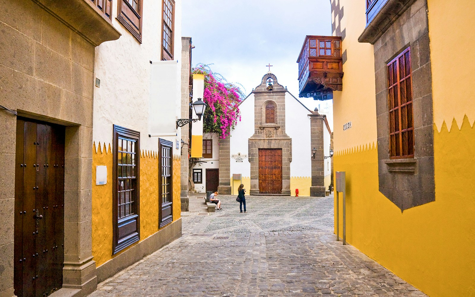 Calles empedradas con casas vibrantes en Las Palmas de Gran Canaria