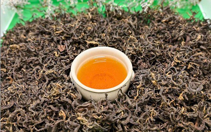 Hanoi: Vietnamese Tea Tasting & Brewing Class with Train Street Viewing