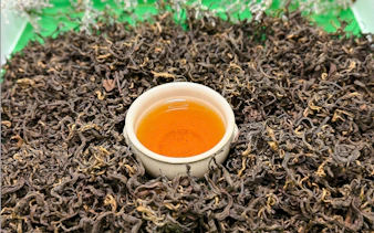 hanoi: vietnamese tea tasting & brewing class with train street viewing-8