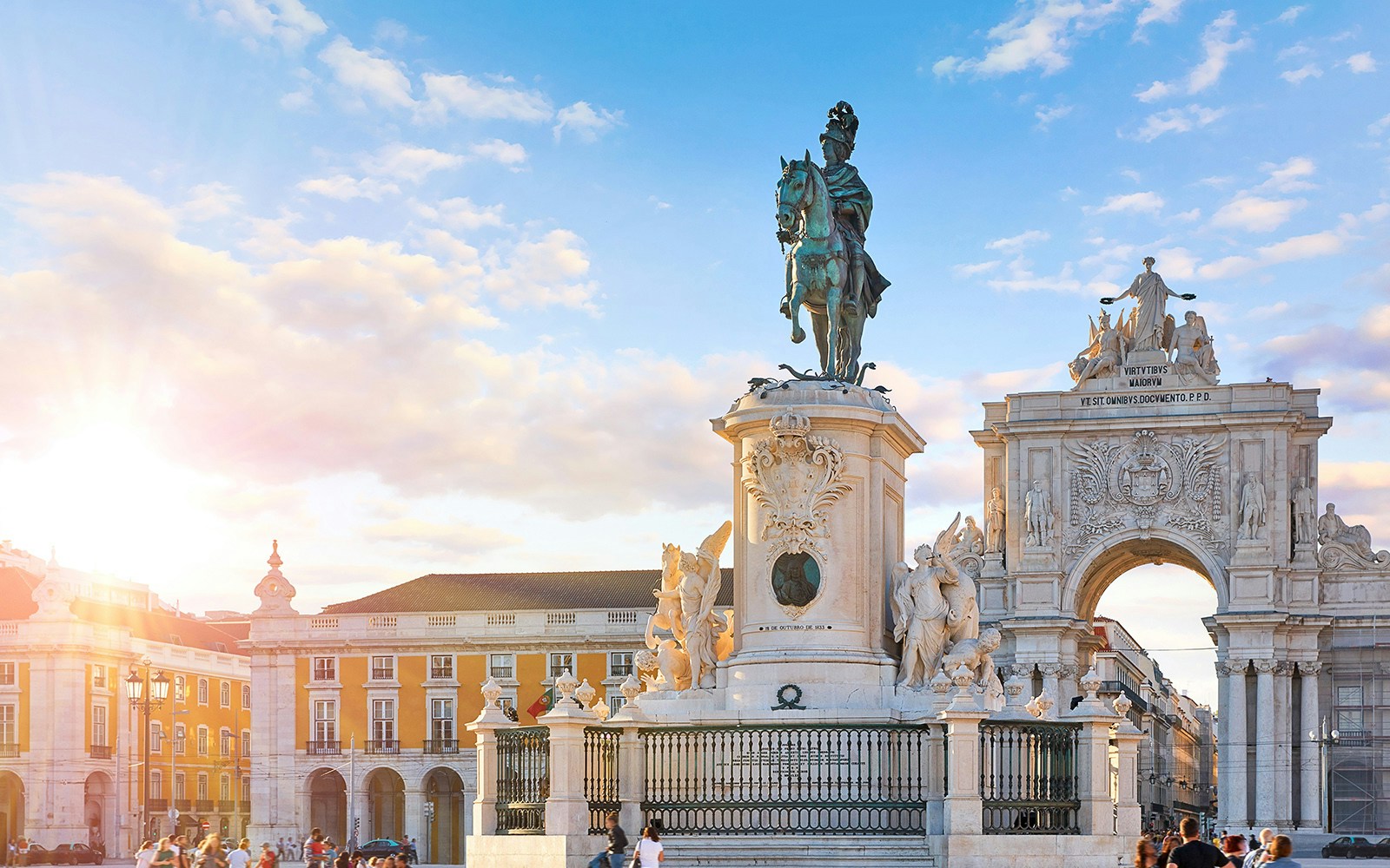 Praca do Comercio Lisbon Hop on Hop Off tours