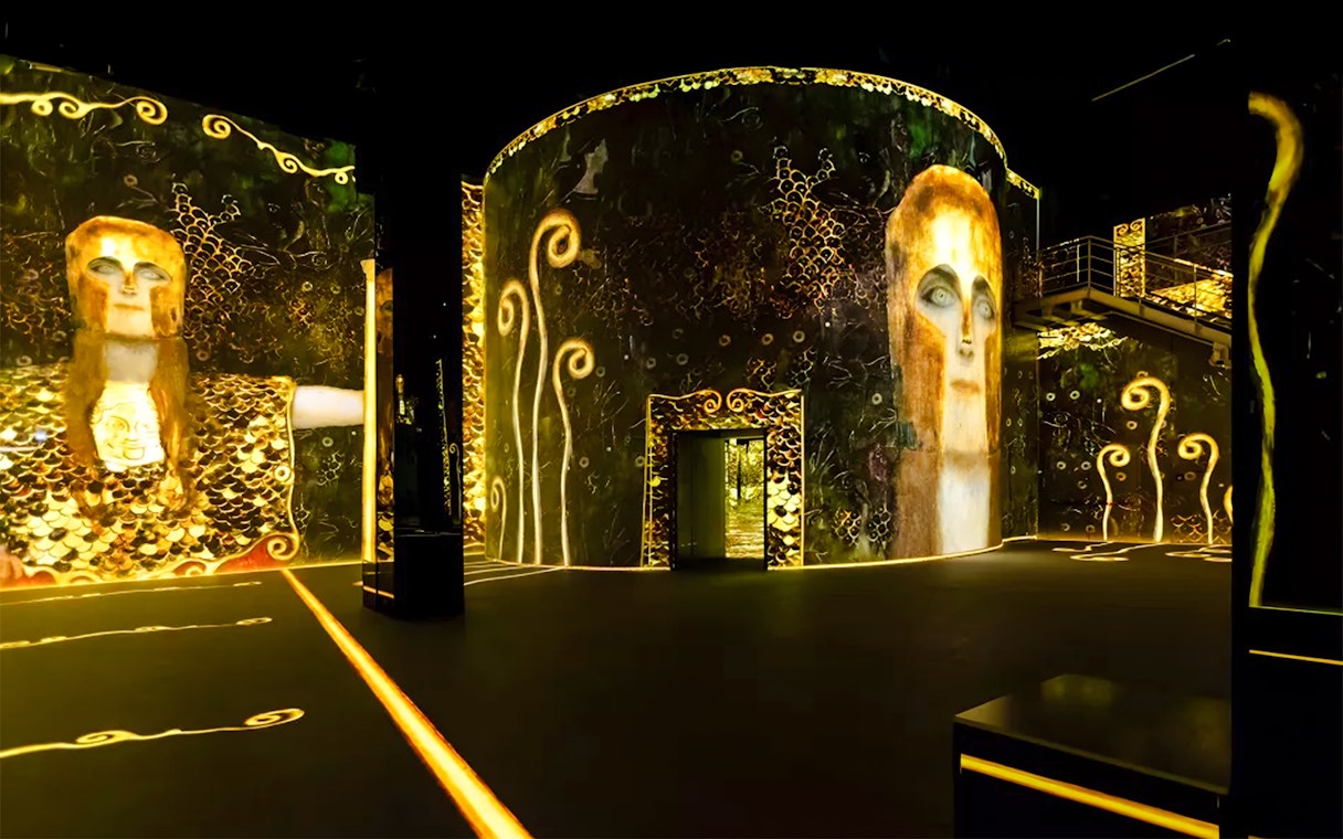 Gustav Klimt artwork projections at Port des Lumières exhibit in Hamburg.
