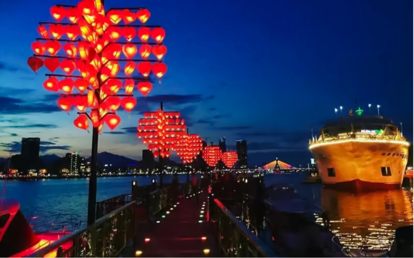 Da Nang City Tour with Ao Dai Show and Night Market