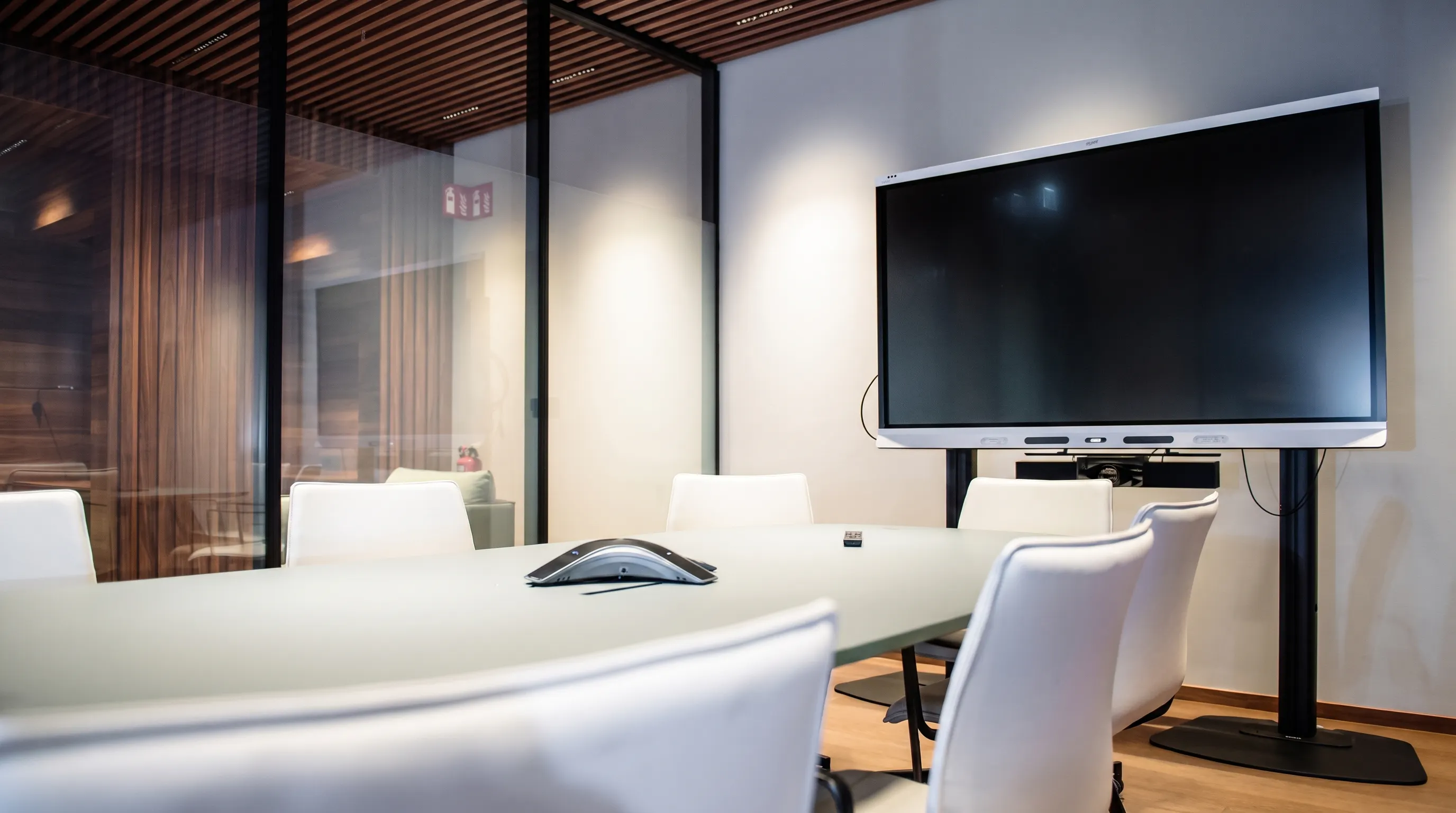 Meeting room with conference table and screen at BER Lounge Tegel, Berlin Brandenburg Airport Terminal 1.