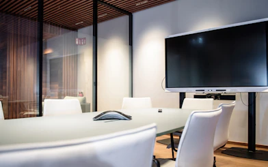 Meeting room with conference table and screen at BER Lounge Tegel, Berlin Brandenburg Airport Terminal 1.