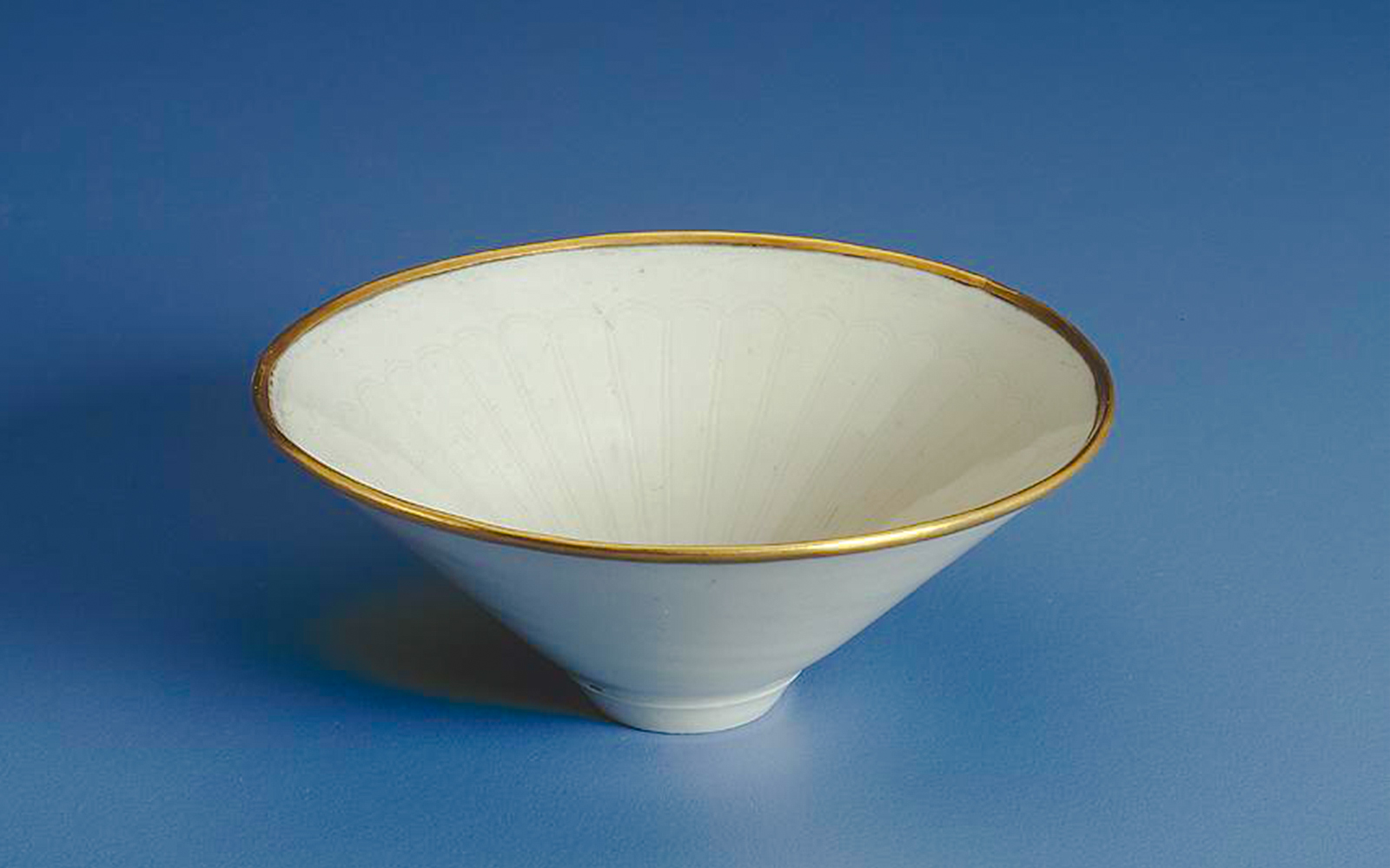 Chinese tea bowl with gold rim, National Gallery of Victoria.