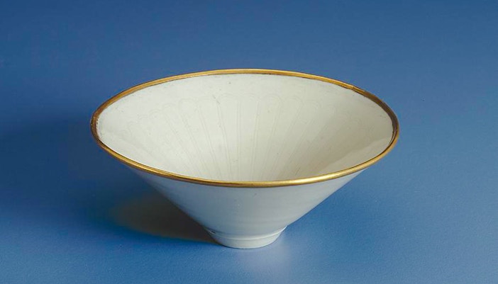 Chinese tea bowl with gold rim, National Gallery of Victoria.