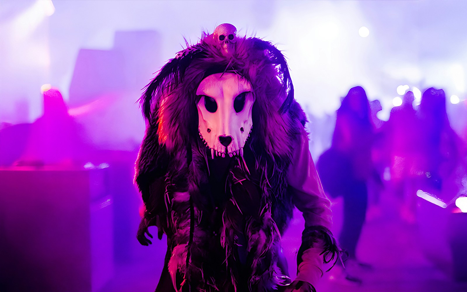 Costumed figure in skull mask at Parque Warner Madrid Halloween event.