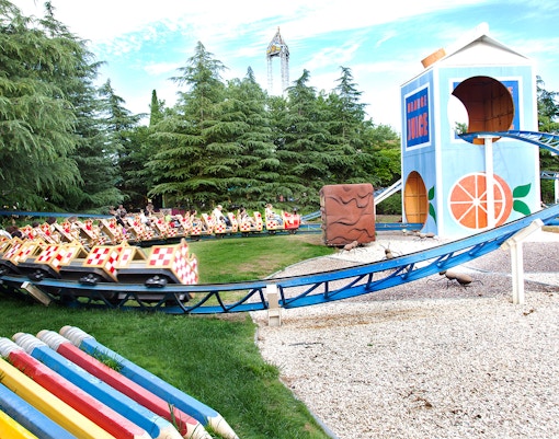 Tom and Jerry picnic scene at Parque Warner Madrid, Spain.