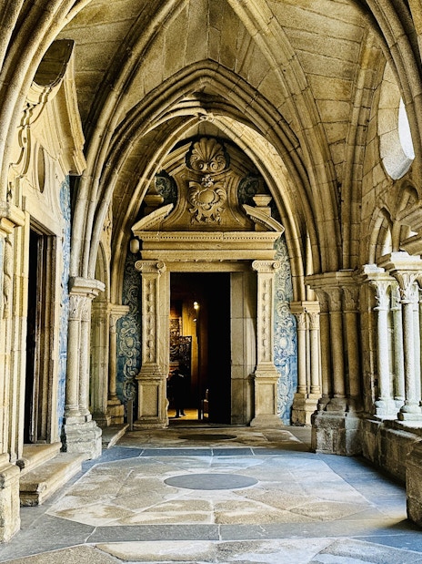 Porto Cathedral cloister with ornate arches and blue azulejo tiles.