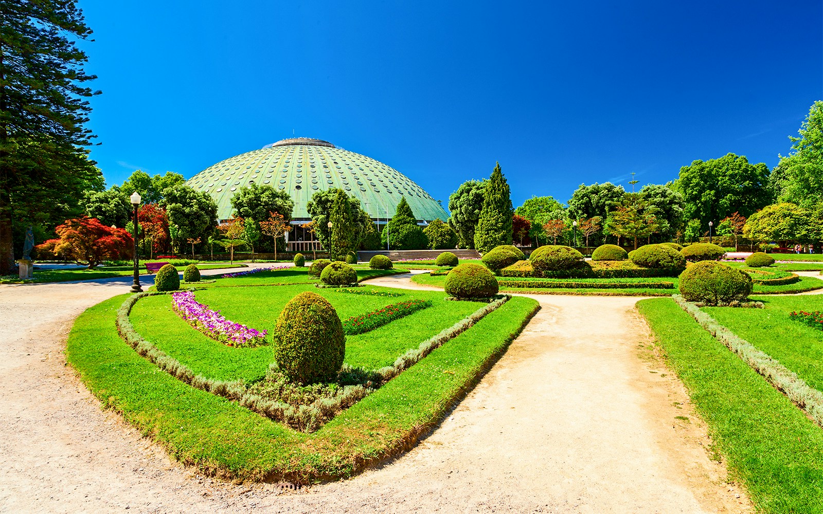 Bus touristique Hop-On Hop-Off du Palais de Cristal à Porto, près de l'architecture historique.