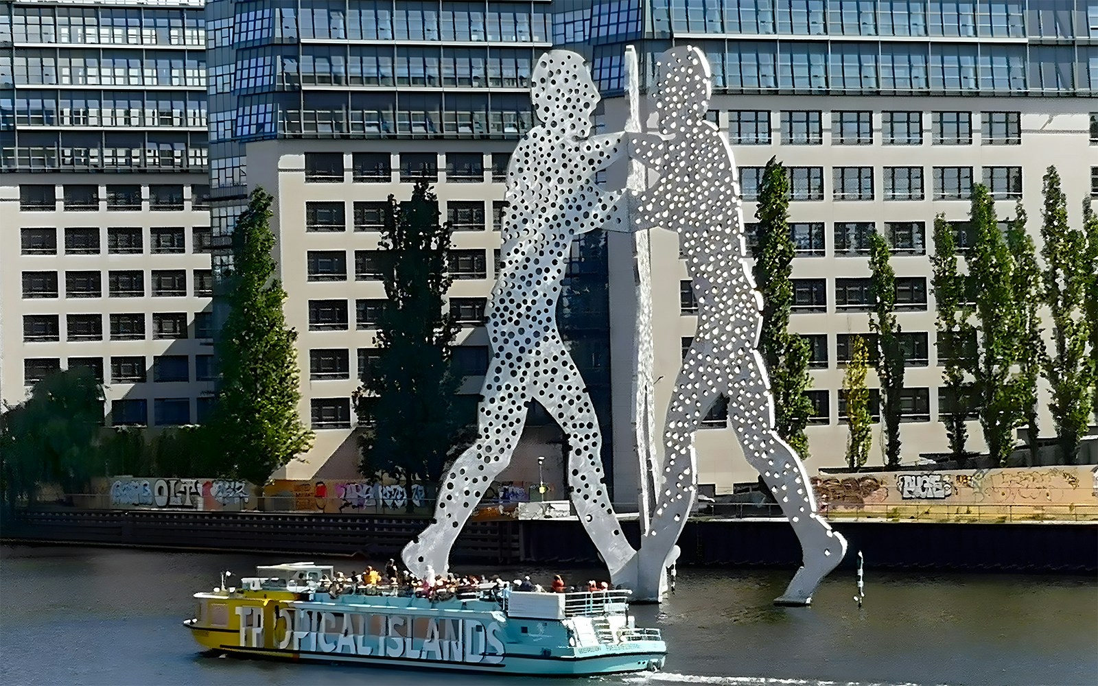 East-Side-Tour Sightseeing Cruise by the Moltke Bridge Sculpture in Berlin