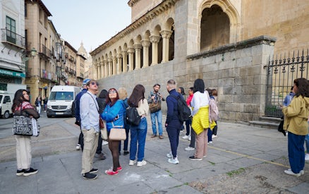 Visitors with a guide exploring historic architecture in Segovia.
