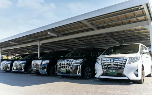 Luxury vehicles for Narita Airport private transfer in Tokyo.