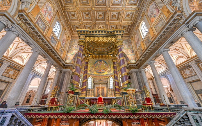 Altar of Basilica Santa Maria Maggiore in Rome with gold detailing and ornate columns.