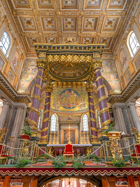 Altar of Basilica Santa Maria Maggiore in Rome with gold detailing and ornate columns.