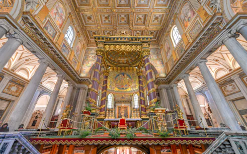 Altar of Basilica Santa Maria Maggiore in Rome with gold detailing and ornate columns.