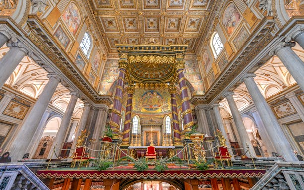 Altar of Basilica Santa Maria Maggiore in Rome with gold detailing and ornate columns.