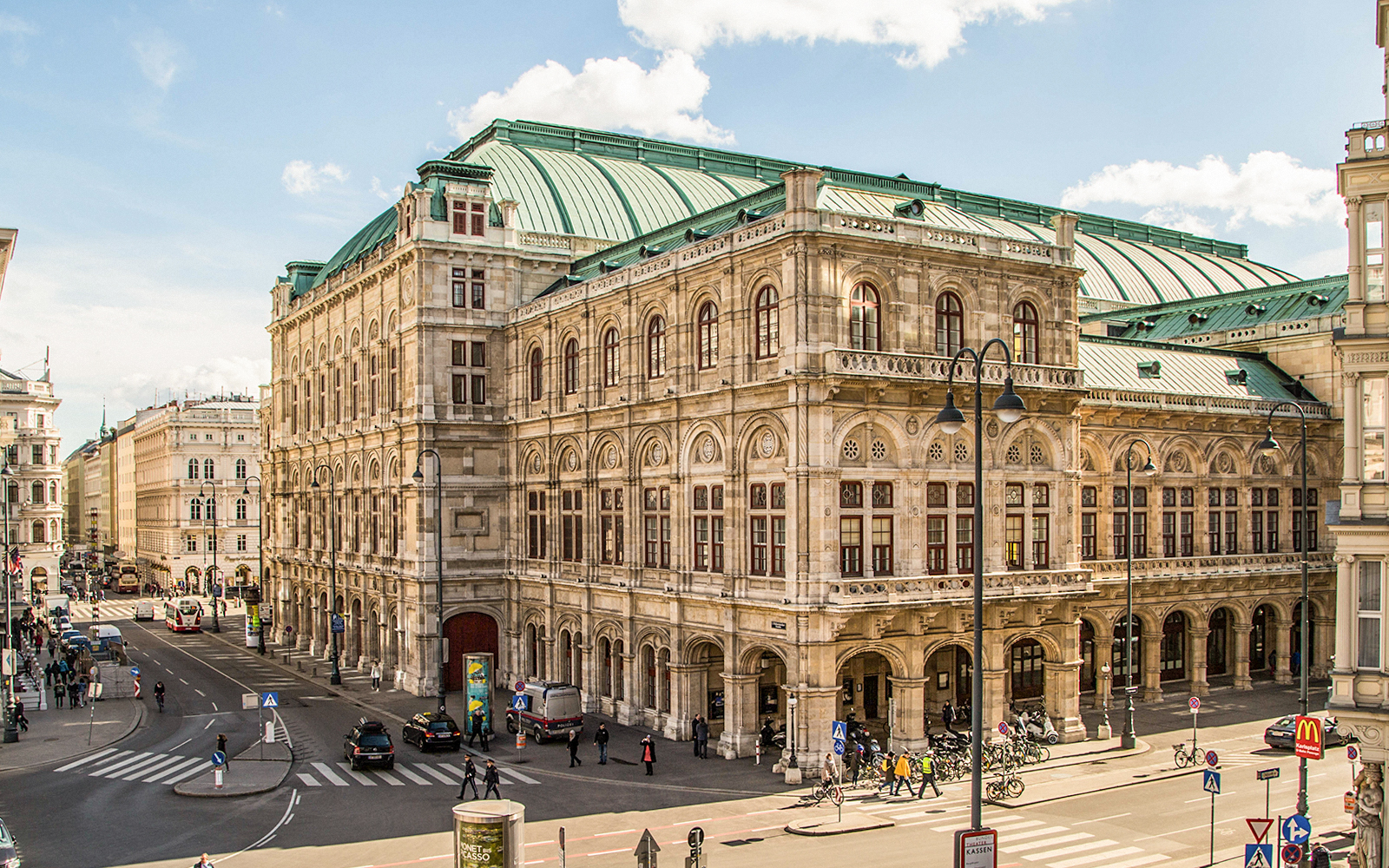 Vienna State Opera building with street view, part of Vienna 24/48-Hr HOHO Tour.