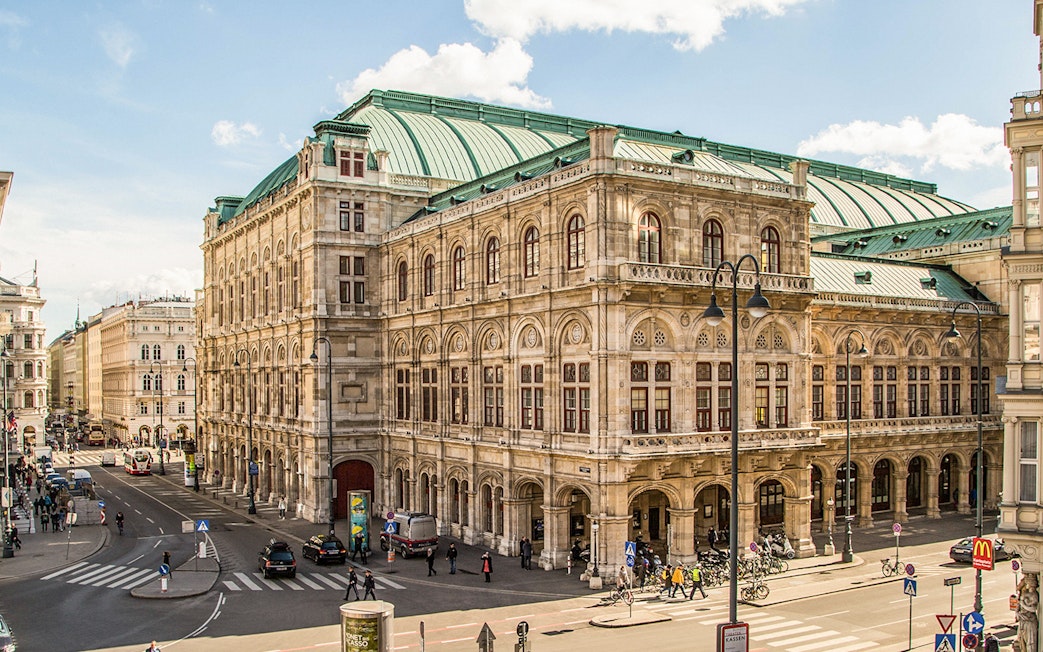 Vienna State Opera building with street view, part of Vienna 24/48-Hr HOHO Tour.