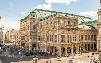 Vienna State Opera building with street view, part of Vienna 24/48-Hr HOHO Tour.