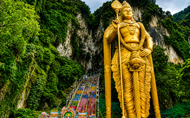 From Kuala Lumpur: Batu Caves Private Tour with Ramayana Cave Entry and Batik Factory Visit