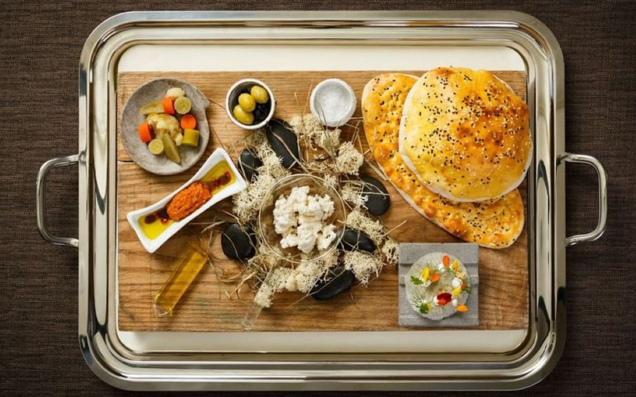 ein persisches enigma-gourmeterlebnis mit einem vom küchenchef zusammengestellten mehrgang-menü zum teilen in einem ambiente von versace-5