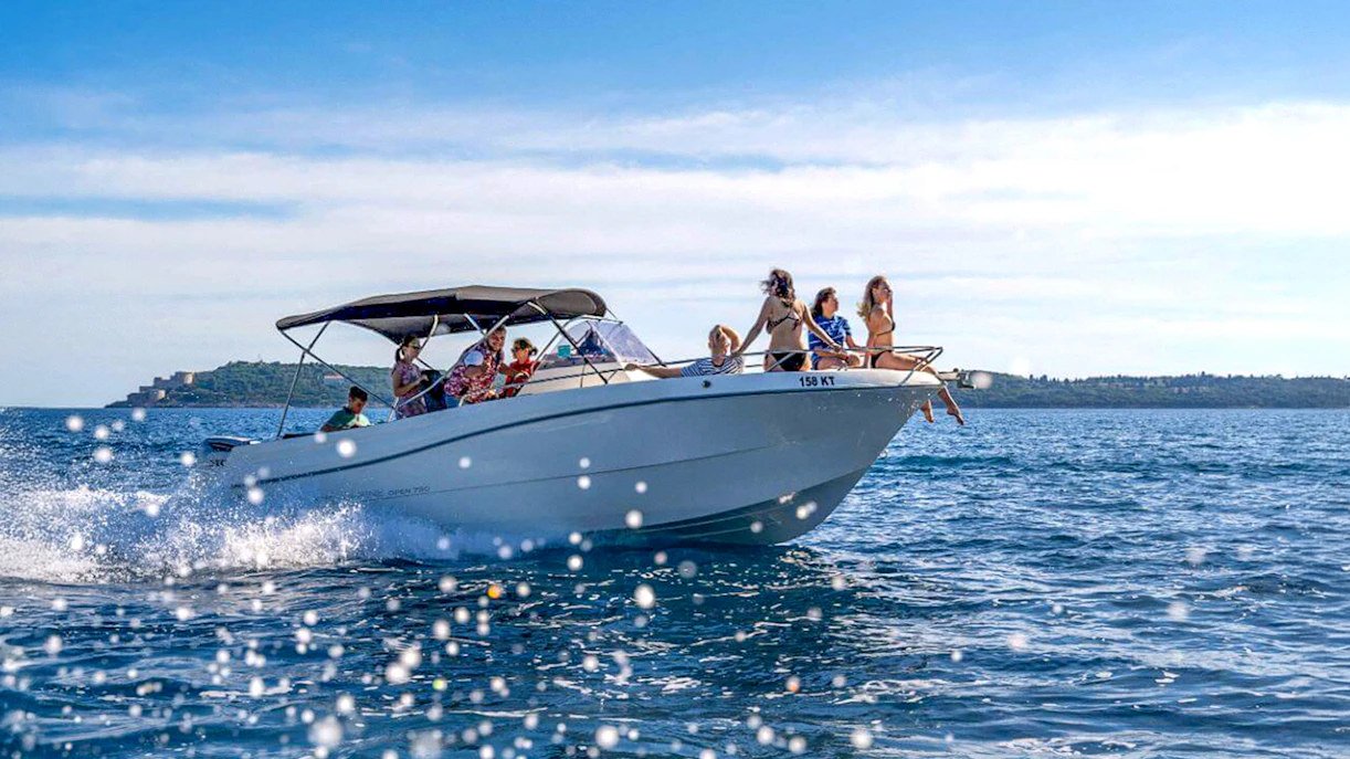 Guests on a speedboat tour