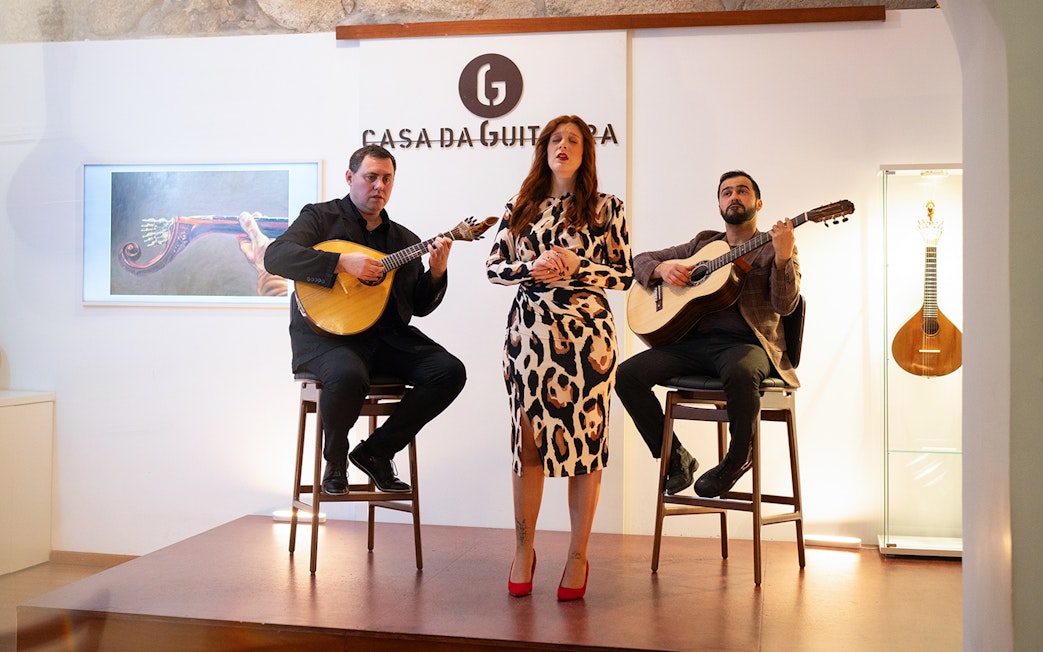 Mia Moura performing with guitarists at Casa da Guitarra.