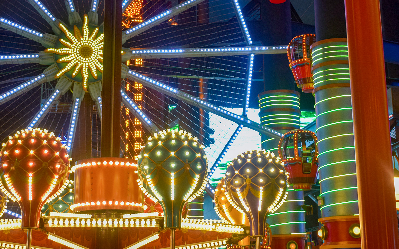Ferris wheel and colorful lights at Skytropolis, Genting Highlands.