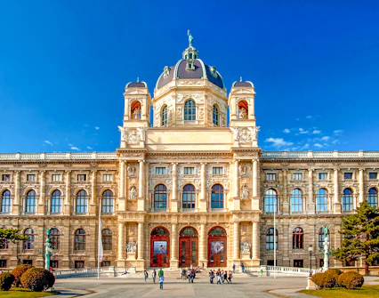 Kunsthistorisches Museum Vienna facade with visitors in front.