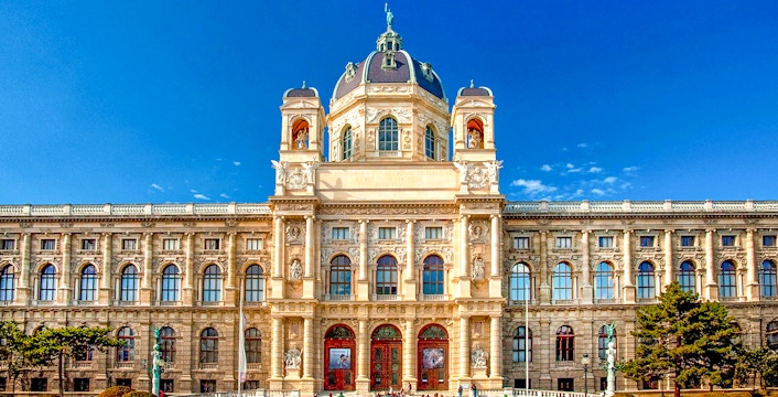 Kunsthistorisches Museum Vienna facade with visitors in front.