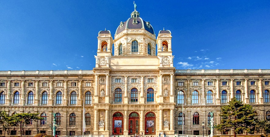 Kunsthistorisches Museum Vienna facade with visitors in front.