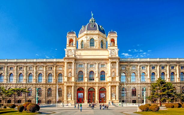 Kunsthistorisches Museum Vienna facade with visitors in front.