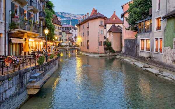 Annecy Old Town Guided Walking Tour and Lake Annecy Sightseeing Cruise