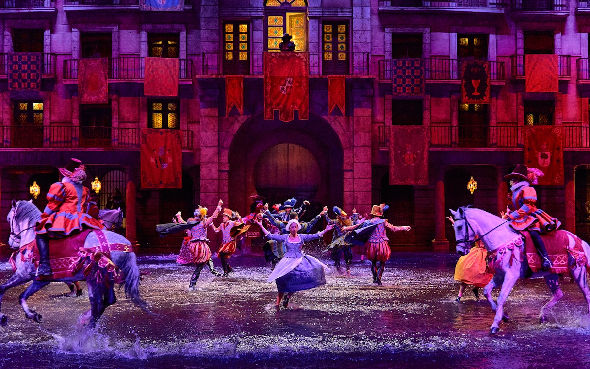 Cetrería de Reyes falconry show at Puy du Fou España with falconer and bird in flight.