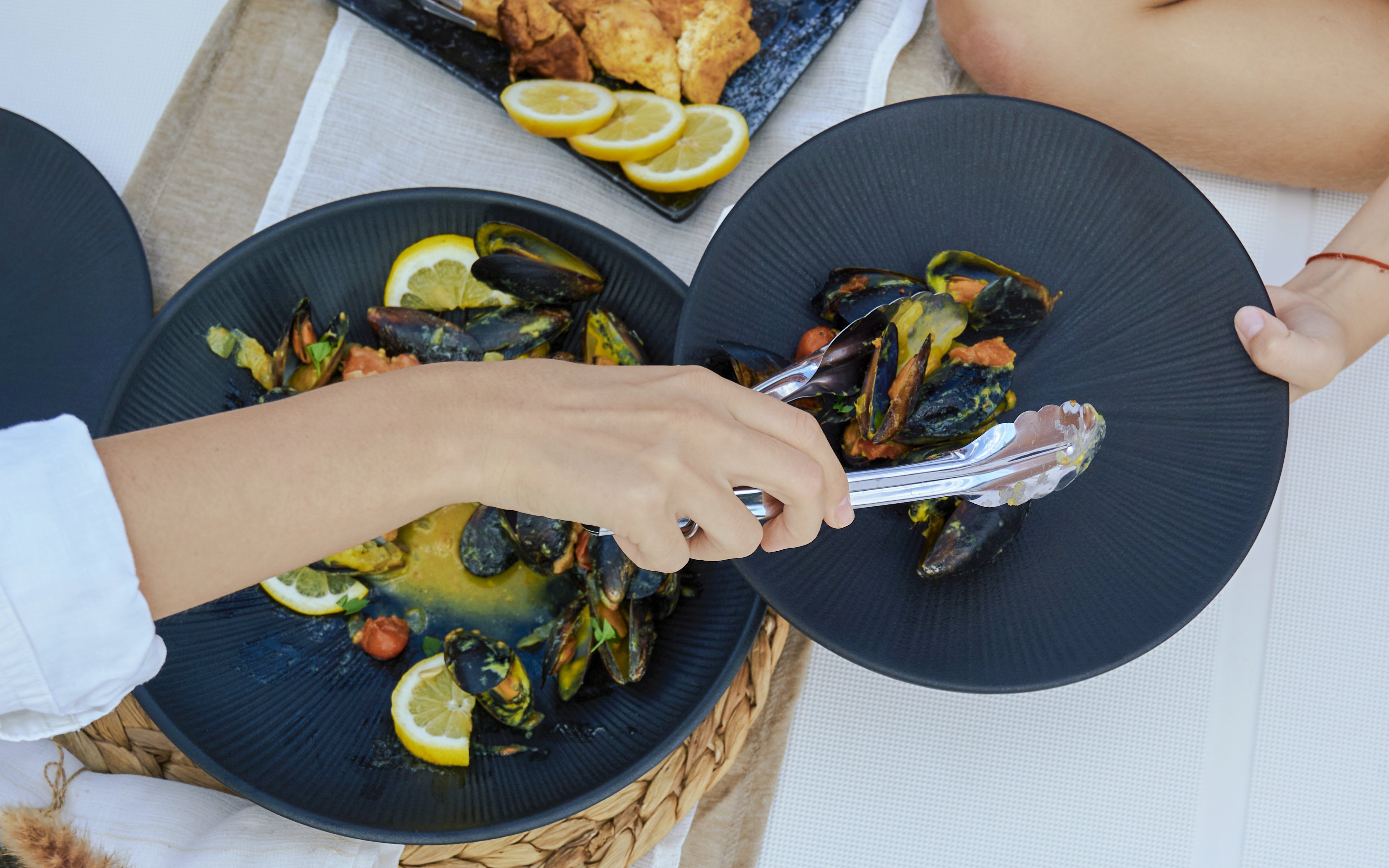Seafood lunch on catamaran cruise near Dia Island.