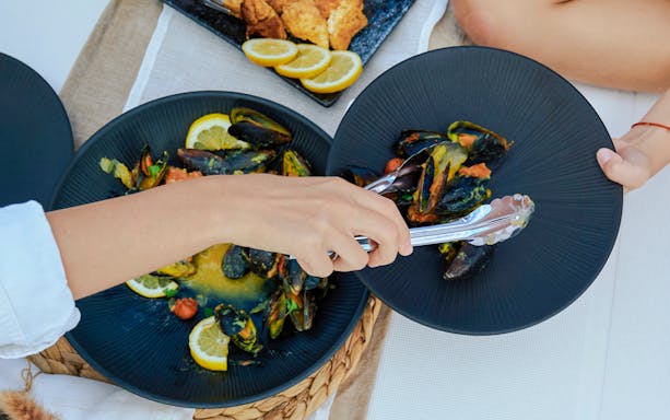 Seafood lunch on catamaran cruise near Dia Island.
