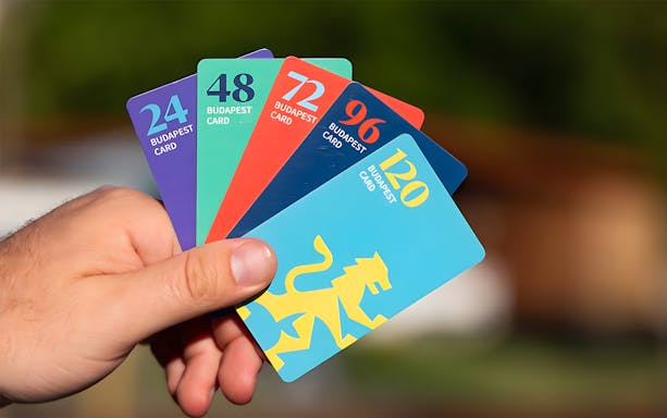 Budapest Card options for 24, 48, 72, 96, and 120 hours held in hand.