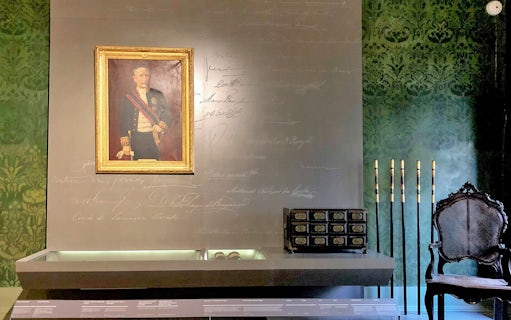 Portrait and artifacts at MMIPO - Museu e Igreja da Misericórdia do Porto.